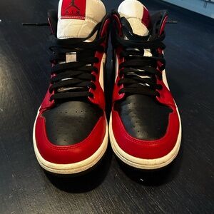 Jordan 1 mid Chicago toe